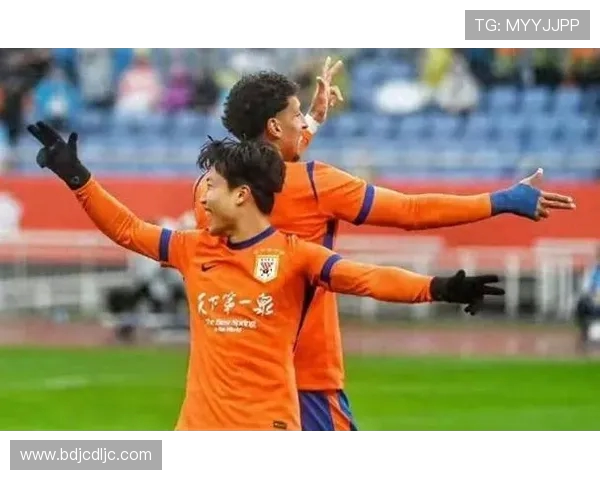 国安与河北华夏激战正酣裁判判罚引发球迷热议与争议 国安与河北华夏激战正酣裁判判罚引发球迷热议与争议